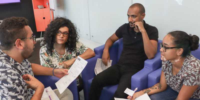 pessoas conversando em roda durante workshop da Transcendemos na Gerdau