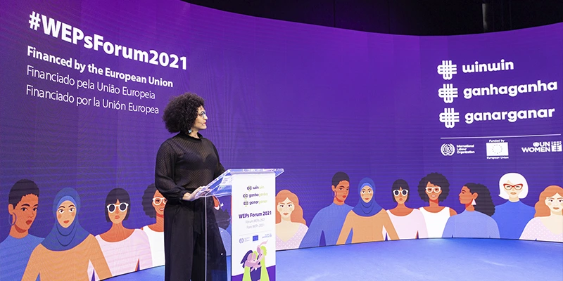 Gabriela como mestra de cerimônias no Weps Forum 2021