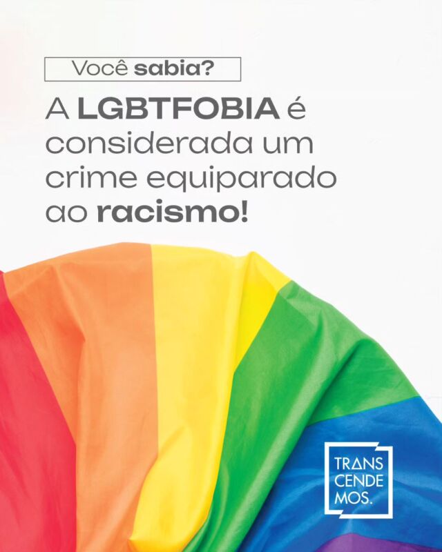 Em 2019, o Supremo Tribunal Federal (STF) determinou que a discriminação por orientação sexual e identidade de gênero passasse a ser considerada crime pela Lei de Racismo nº 7.716/89, assim criminalizando a homofobia e transfobia.  O motivo pelo qual o STF iniciou o debate sobre o tema, que durou 3 meses, foi por considerar a falta de legislação do Congresso sobre esse assunto omissão e inércia, uma vez que a instituição sempre ofertou proteção penal para grupos sociais vulneráveis.

Mas porque tipificar esses crimes na mesma lei de racismo? 
Segundo os ministros, o artigo 20-C da lei considera como discriminatória “qualquer atitude ou tratamento dado à pessoa ou a grupos minoritários que cause constrangimento, humilhação, vergonha, medo ou exposição indevida (...)”, e esse conceito poderia ser aplicável a discriminação contra pessoas LGBTI+ , contudo alguns especialistas acham esse ponto controverso. Nesse sentido, o Supremo propôs que o Congresso edite uma lei específica para crimes de LGBTfobia, mas enquanto isso não for feito ela será enquadrada na Lei de Racismo.

Hoje se comemora o Dia Internacional do Combate à LGBTfobia e, apesar de não existir uma lei específica ou menção na Constituição Federal de 1988 sobre esse tipo de preconceito, a decisão do STF em tipificar esse crime na mesma lei do racismo é um grande avanço. Dessa forma, ao criminalizar a LGBTfobia é possível garantir e proteger os direitos fundamentais garantidos a todas as pessoas pela CF de 88, como por exemplo a segurança, vida, liberdade de ir e vir, e igualdade.

E você sabia disso? 

#diainternacionaldalutacontraahomofobia #lgbtfobia #lgbt #resistencia #somosresistência #LGBTBrasil #somosoresistência #preconceitonão #diainternacionaldalutacontralgbtfobia

#descriçãodaimagem: imagem de um bandeira LGBTI+ e texto: Você sabia? A LGBTfobia é considera um crime equiparado ao racismo.