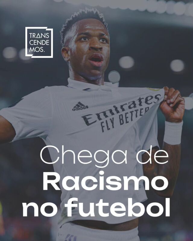 Nos últimos anos têm aumentado o número de denúncias de racismo no esporte. Só no futebol, a alta de casos foi de 106% de 2020 para 2021 (foram registrados respectivamente 31 e 64 casos). Em 2022, os números foram bastante semelhantes ao ano anterior. 

O último domingo não fugiu das estatísticas. O jogador Vinicius Junior foi mais uma vez vítima de racismo no futebol, agora durante o jogo contra o Valencia, na Espanha. Nas redes sociais, o jogador destacou que “Não foi a primeira vez, nem a segunda e nem a terceira. O racismo é o normal na La Liga”. Vini Jr. foi chamado de “macaco” por parte da torcida rival. O jogo ficou paralisado por cerca de oito minutos. Mas não foi só isso. Ao final do Jogo Vinicius foi atcado pelo goleiro adversário e ainda recebeu um "mata-leão" de outro jogador do Valencia. Sobre isso, o que aconteceu foi que o VAR chamou o árbitro de campo para rever o lance para uma possível expulsão. No entanto, o único lance mostrado pelo VAR ao árbitro de campo foi apenas a reação de Vini Jr. que, ao sair do "mata-leão", acabou atingindo o adverário com o braço e foi expulso pelo árbitro de campo. Ressalta-se que até o momento deste post, a imprensa espanhola declarou que a Federação de Arbitragem Espanhola demitirá o árbitro do VAR que sugeriu a revisão do lance.

Diante desse caso, o Governo Federal emitiu uma nota lamentando o ocorrido e a falta de providências tanto do Real Madrid quanto da La Liga (Primera División da Liga de Fútbol Profesional) para evitar a repetição desses atos. Até agora, nenhuma medida foi efetivamente tomada e autoridades cobram da Espanha ações concretas. 

Casos como esse reforçam que pautas acerca do racismo ainda necessitam ser amplamente discutidas. Mesmo o Vinicius Junior ocupando um patamar de alto prestígio no esporte, ele também é uma vítima. O racismo é um problema estrutural e continua enraizado em nossa sociedade e presente no mundo inteiro.

Por isso, baste de racismo no esporte e em todos os ambientes.

#racismoécrime #viniciusjunior #futebol #laliga #realmadrid #chegaderacismo #esporte #igualdaderacial

#descriçãodaimagem: foto do jogador Vinicius Junior em campo. Texto: chega de racismo no futebol